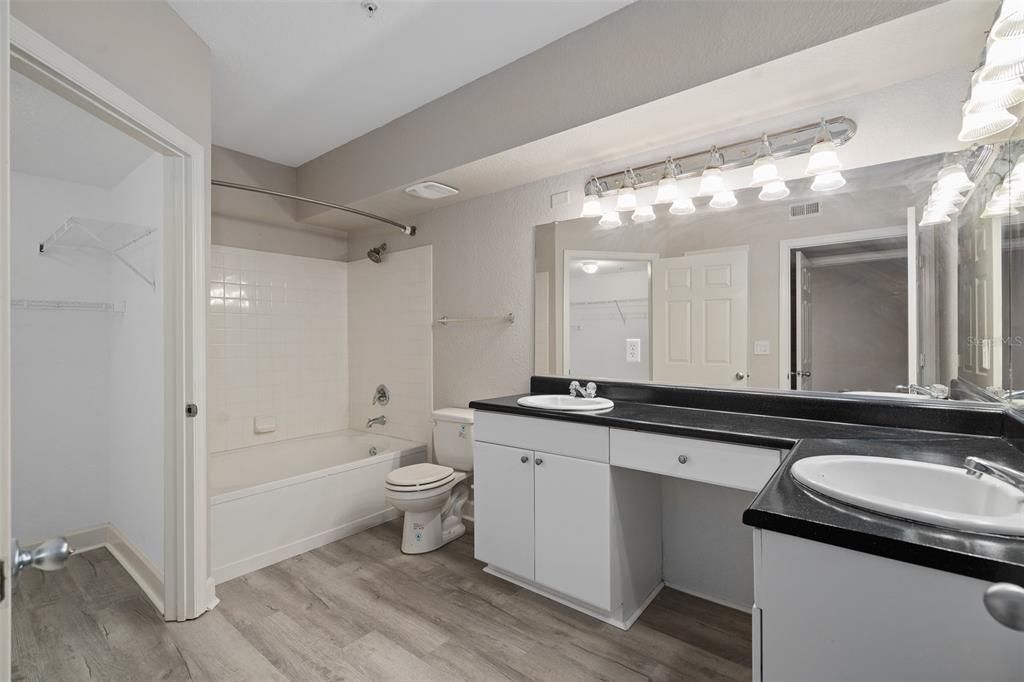 待售: $248,500 (2 贝兹, 2 浴室, 1215 平方英尺)