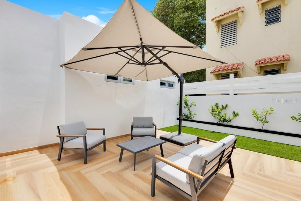 Active With Contract: $1,395,000 (4 beds, 2 baths, 1800 Square Feet)