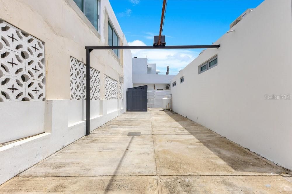 Active With Contract: $1,395,000 (4 beds, 2 baths, 1800 Square Feet)