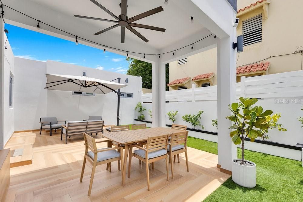 Active With Contract: $1,395,000 (4 beds, 2 baths, 1800 Square Feet)