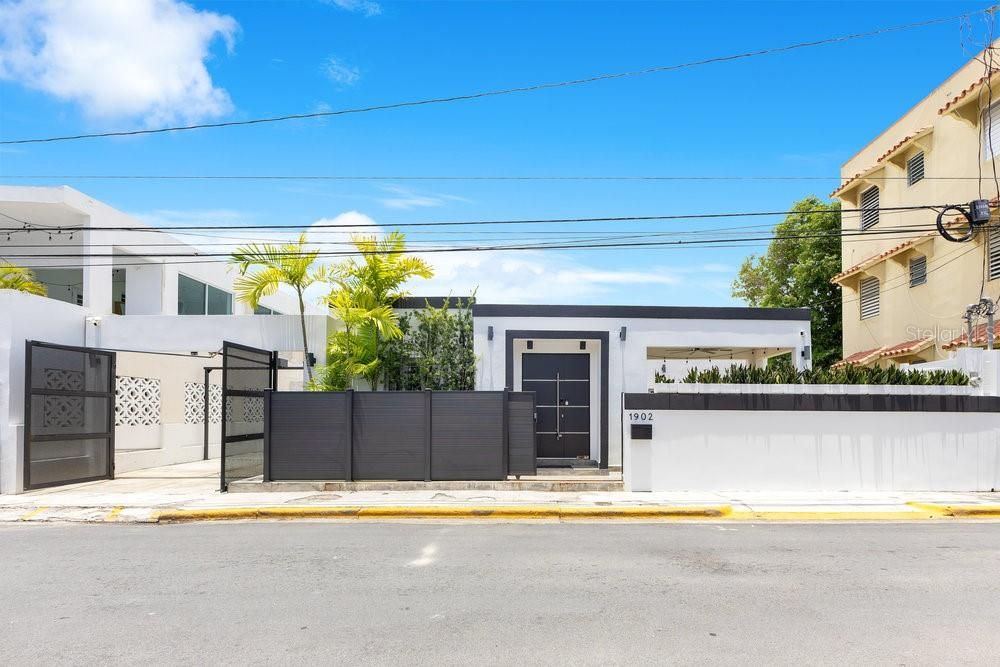 Active With Contract: $1,395,000 (4 beds, 2 baths, 1800 Square Feet)