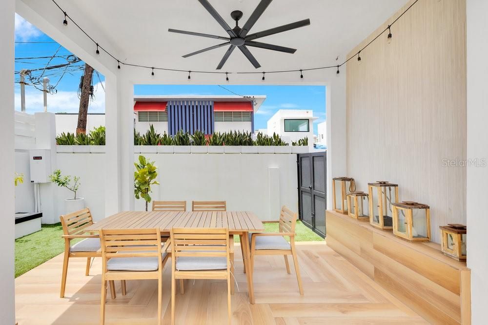 Active With Contract: $1,395,000 (4 beds, 2 baths, 1800 Square Feet)