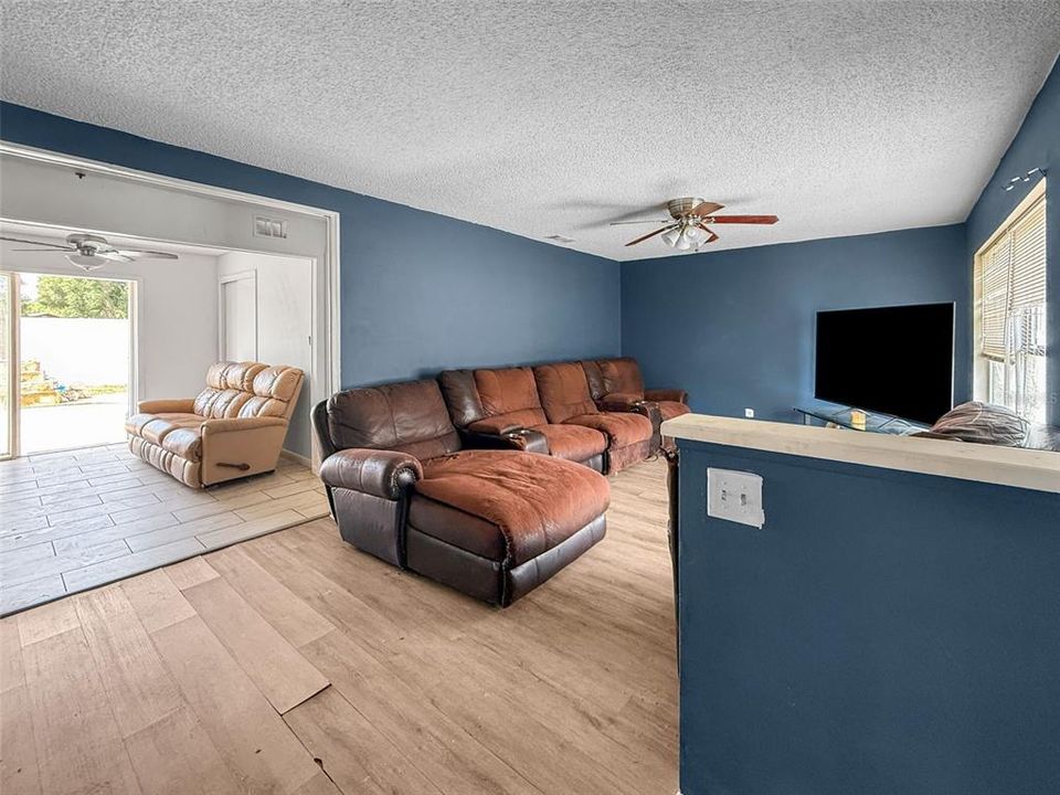 For Sale: $310,000 (3 beds, 2 baths, 1392 Square Feet)