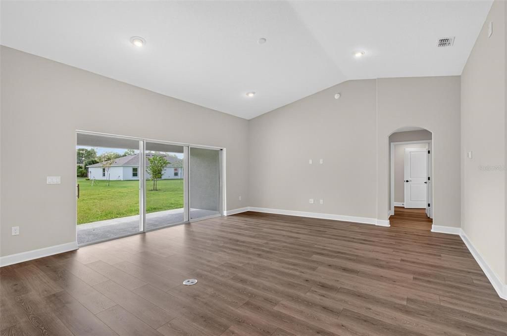 合同活跃: $419,900 (3 贝兹, 2 浴室, 2208 平方英尺)