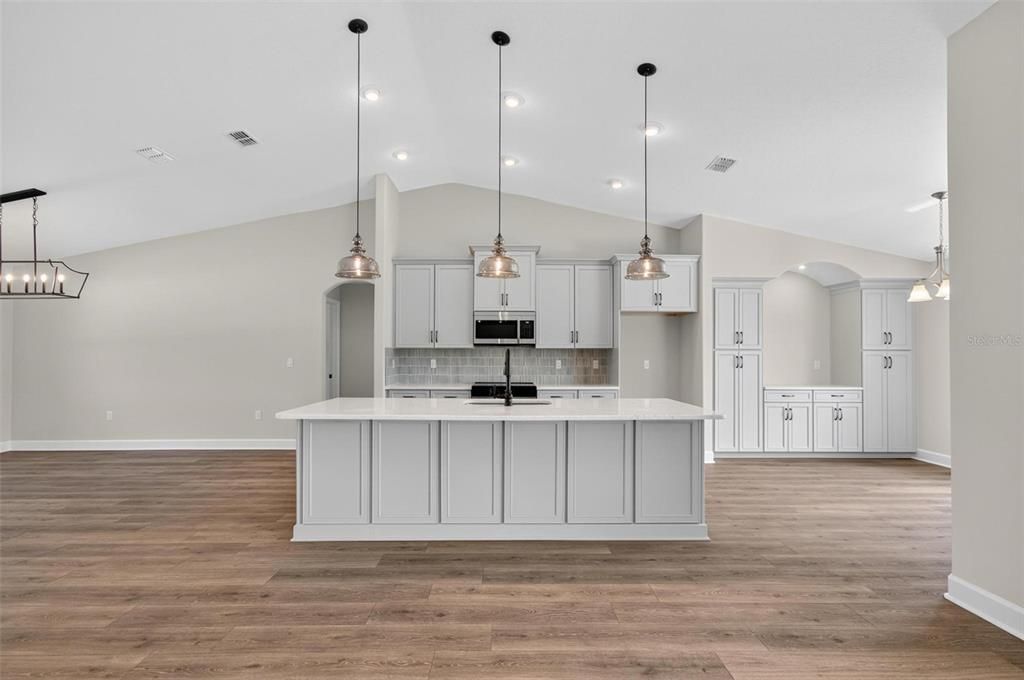 合同活跃: $419,900 (3 贝兹, 2 浴室, 2208 平方英尺)