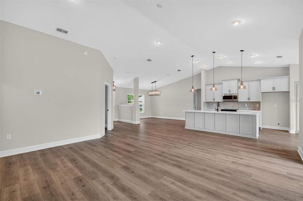 合同活跃: $419,900 (3 贝兹, 2 浴室, 2208 平方英尺)