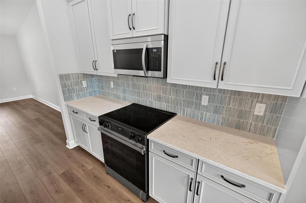 合同活跃: $419,900 (3 贝兹, 2 浴室, 2208 平方英尺)