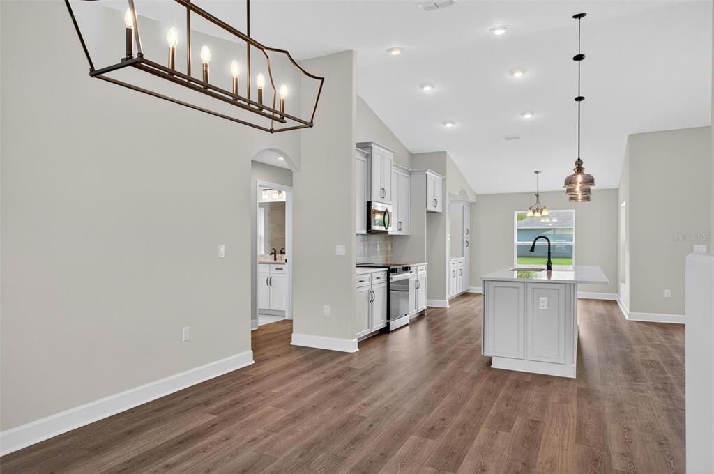 合同活跃: $419,900 (3 贝兹, 2 浴室, 2208 平方英尺)