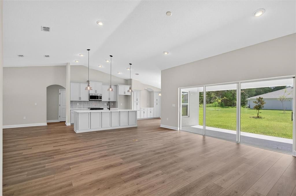 合同活跃: $419,900 (3 贝兹, 2 浴室, 2208 平方英尺)