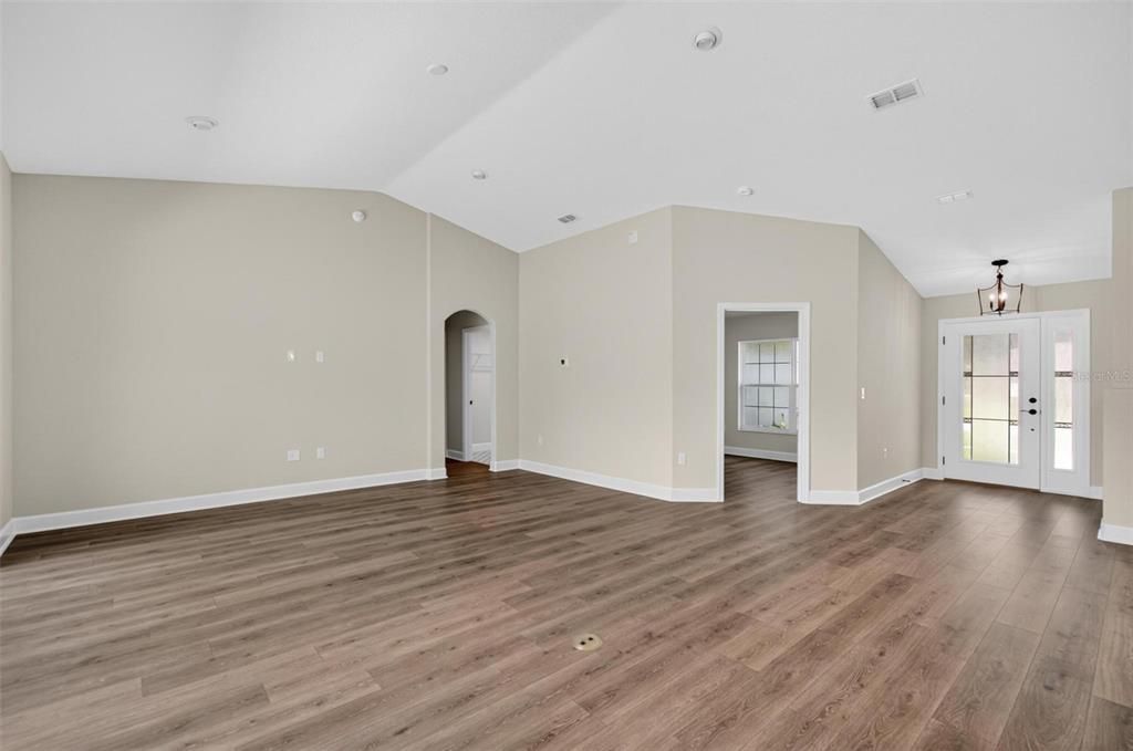 合同活跃: $419,900 (3 贝兹, 2 浴室, 2208 平方英尺)