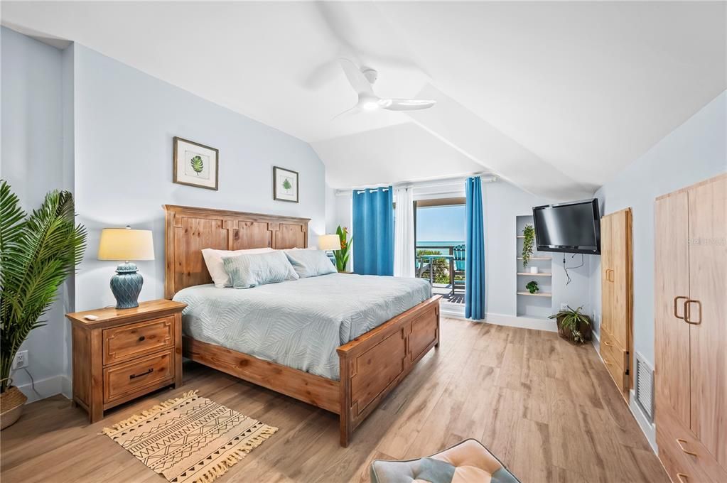 For Sale: $1,480,000 (2 beds, 2 baths, 1124 Square Feet)