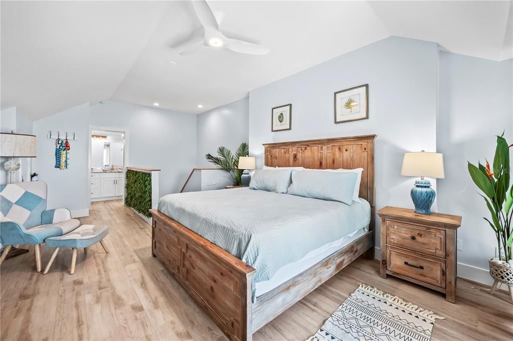 For Sale: $1,480,000 (2 beds, 2 baths, 1124 Square Feet)