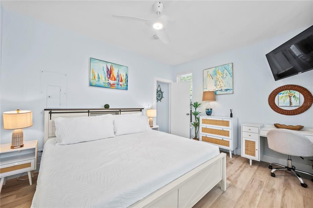 For Sale: $1,480,000 (2 beds, 2 baths, 1124 Square Feet)