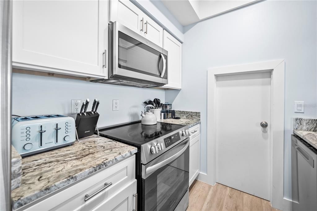 For Sale: $1,480,000 (2 beds, 2 baths, 1124 Square Feet)