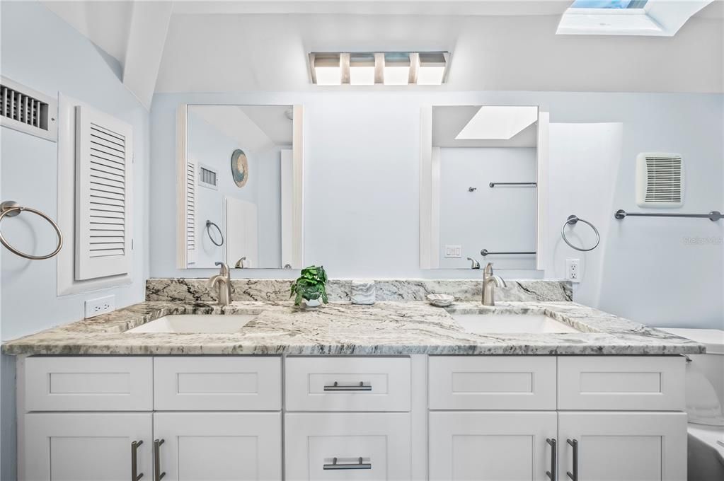 For Sale: $1,480,000 (2 beds, 2 baths, 1124 Square Feet)