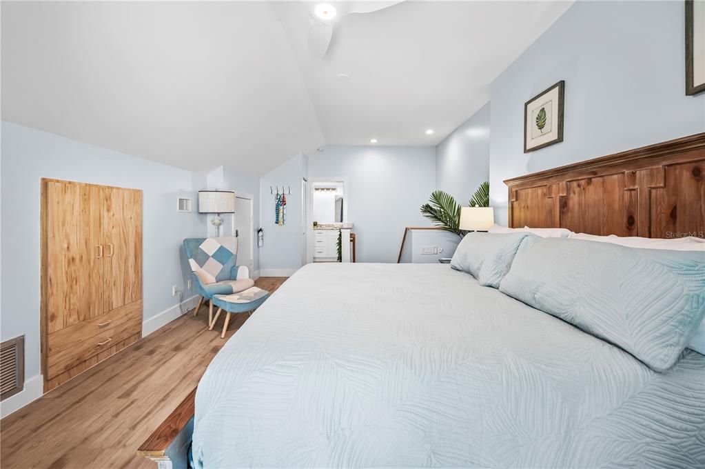 For Sale: $1,480,000 (2 beds, 2 baths, 1124 Square Feet)