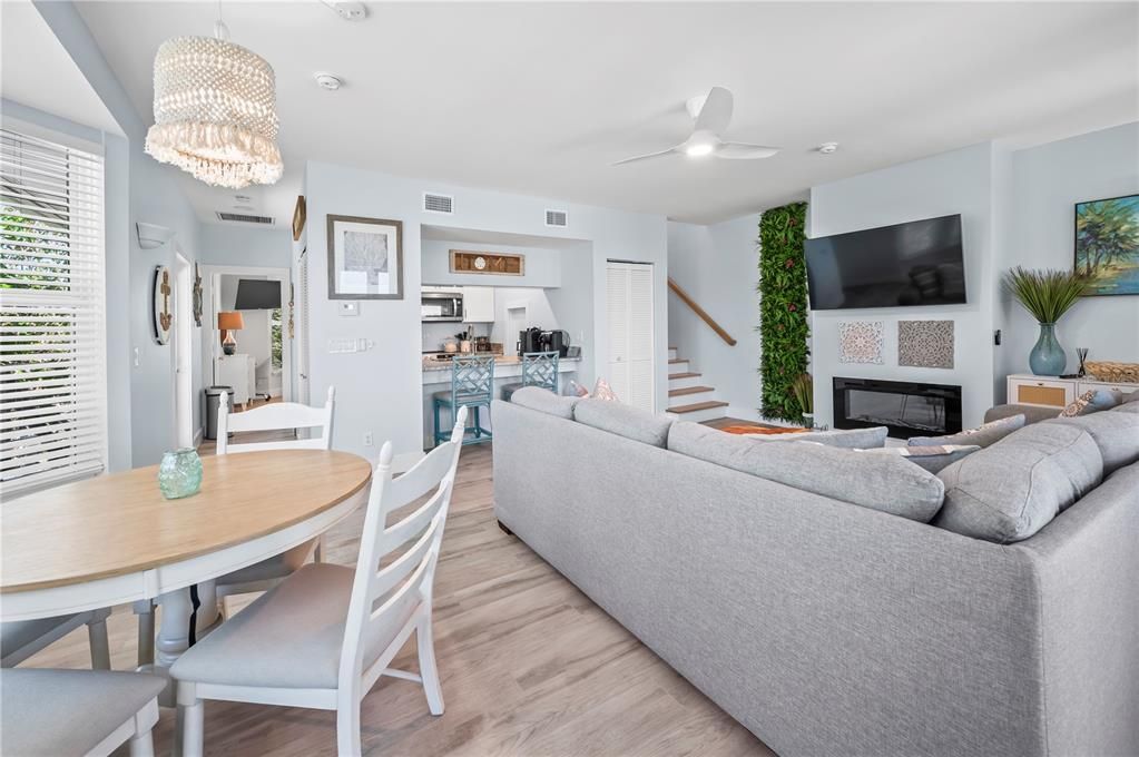 For Sale: $1,480,000 (2 beds, 2 baths, 1124 Square Feet)