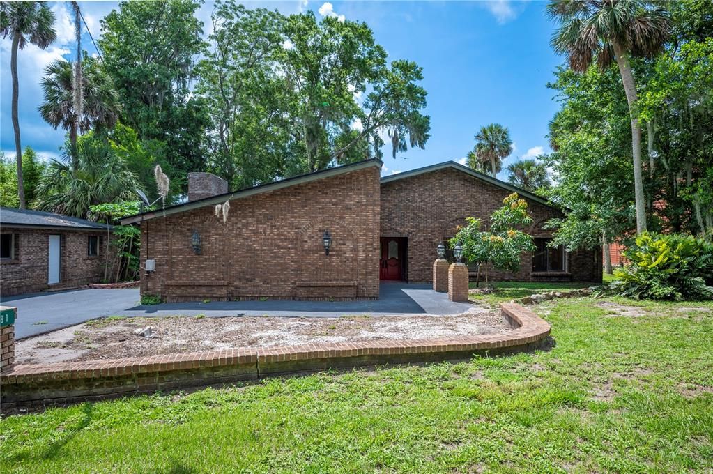 Check out that curb appeal! Yes, that is a mango tree!