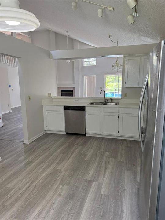 Active With Contract: $3,000 (3 beds, 2 baths, 1803 Square Feet)