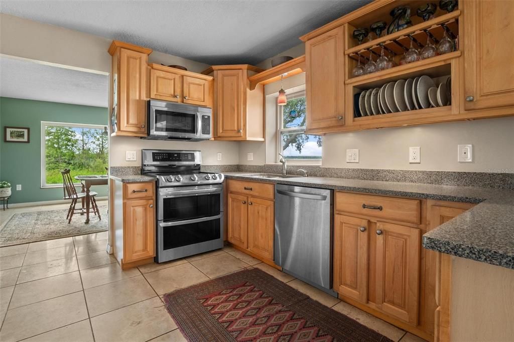 На продажу: $695,000 (3 спален, 2 ванн, 2108 Квадратных фут)