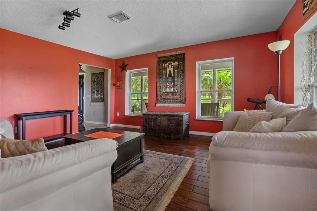 На продажу: $695,000 (3 спален, 2 ванн, 2108 Квадратных фут)