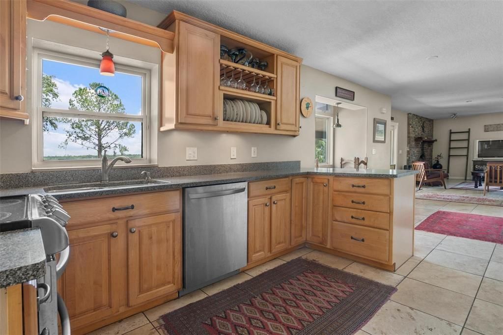 На продажу: $695,000 (3 спален, 2 ванн, 2108 Квадратных фут)