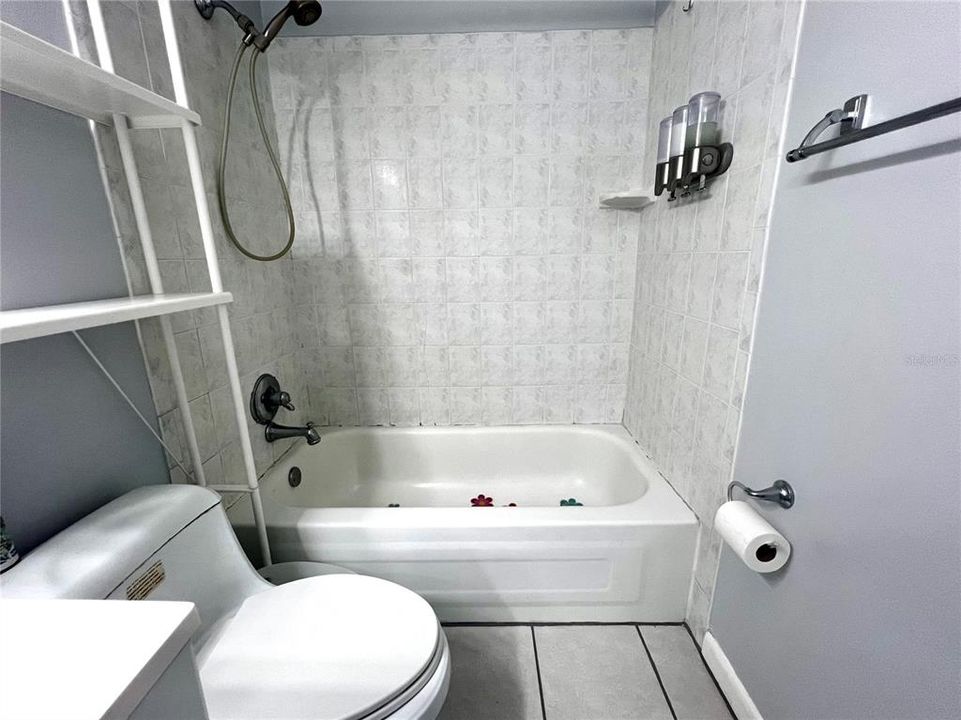 合同活跃: $110,000 (1 贝兹, 1 浴室, 590 平方英尺)