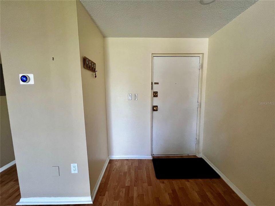 合同活跃: $110,000 (1 贝兹, 1 浴室, 590 平方英尺)