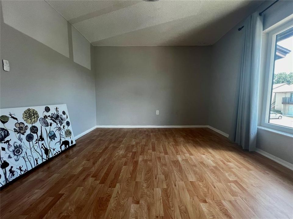 合同活跃: $110,000 (1 贝兹, 1 浴室, 590 平方英尺)