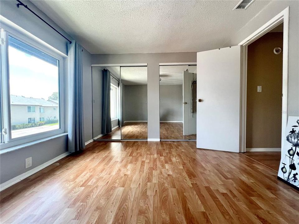 合同活跃: $110,000 (1 贝兹, 1 浴室, 590 平方英尺)