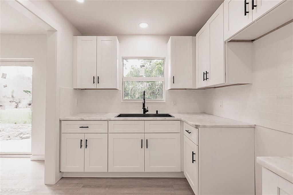 合同活跃: $210,000 (2 贝兹, 2 浴室, 1542 平方英尺)