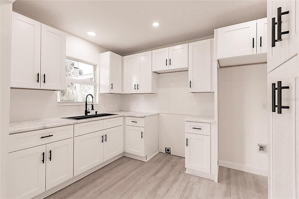 合同活跃: $210,000 (2 贝兹, 2 浴室, 1542 平方英尺)