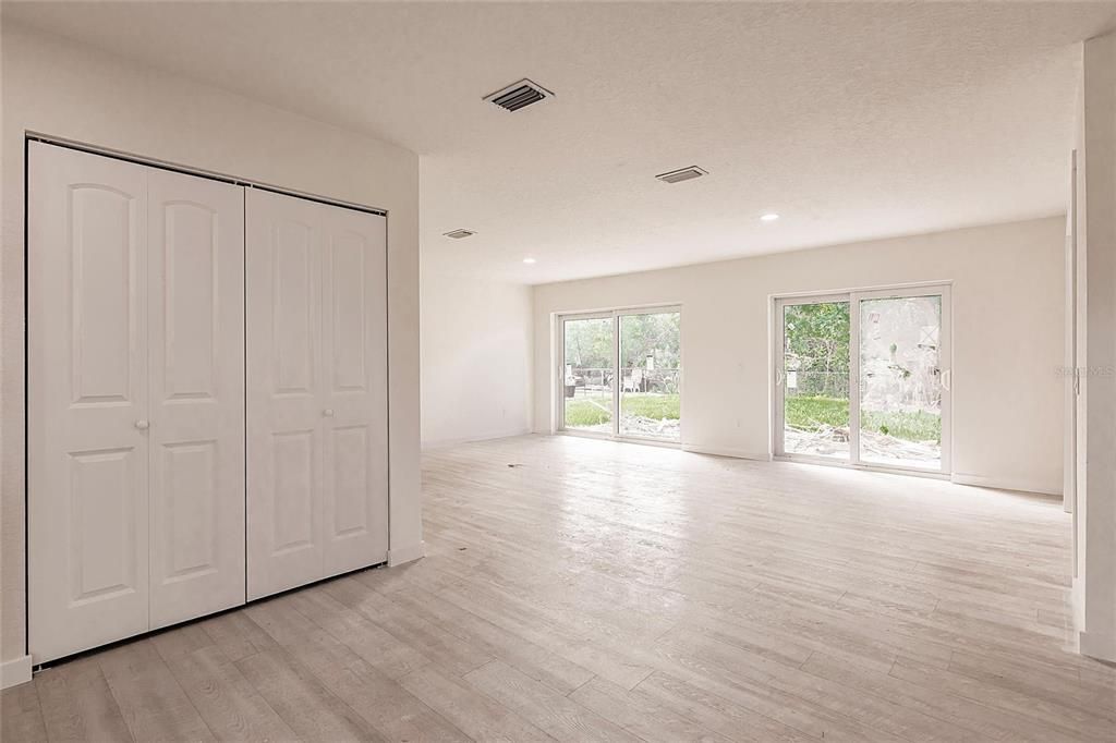 合同活跃: $210,000 (2 贝兹, 2 浴室, 1542 平方英尺)