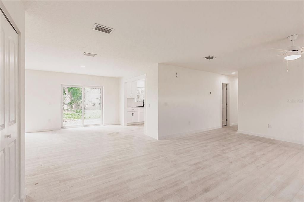 合同活跃: $210,000 (2 贝兹, 2 浴室, 1542 平方英尺)