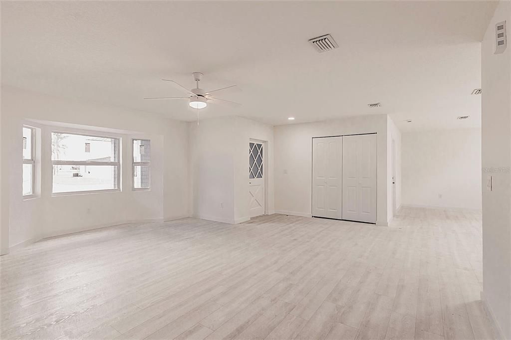 合同活跃: $210,000 (2 贝兹, 2 浴室, 1542 平方英尺)