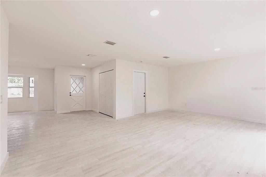 合同活跃: $210,000 (2 贝兹, 2 浴室, 1542 平方英尺)