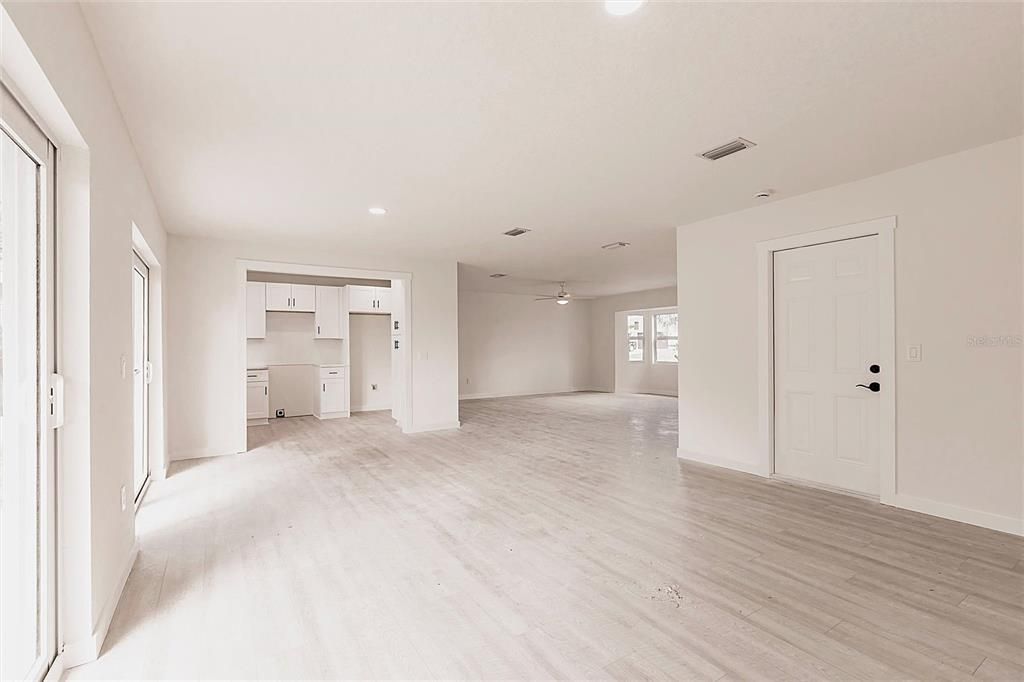 合同活跃: $210,000 (2 贝兹, 2 浴室, 1542 平方英尺)