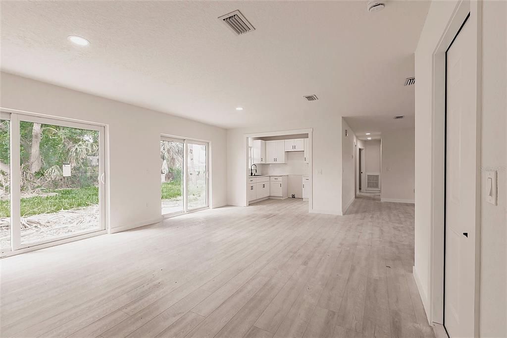 合同活跃: $210,000 (2 贝兹, 2 浴室, 1542 平方英尺)