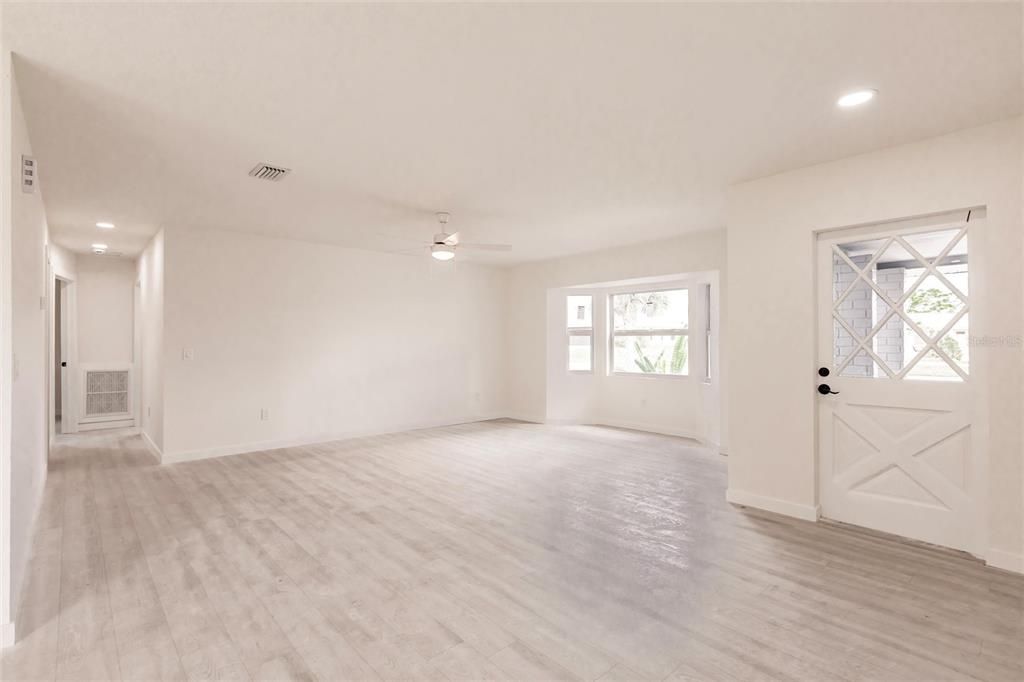 合同活跃: $210,000 (2 贝兹, 2 浴室, 1542 平方英尺)