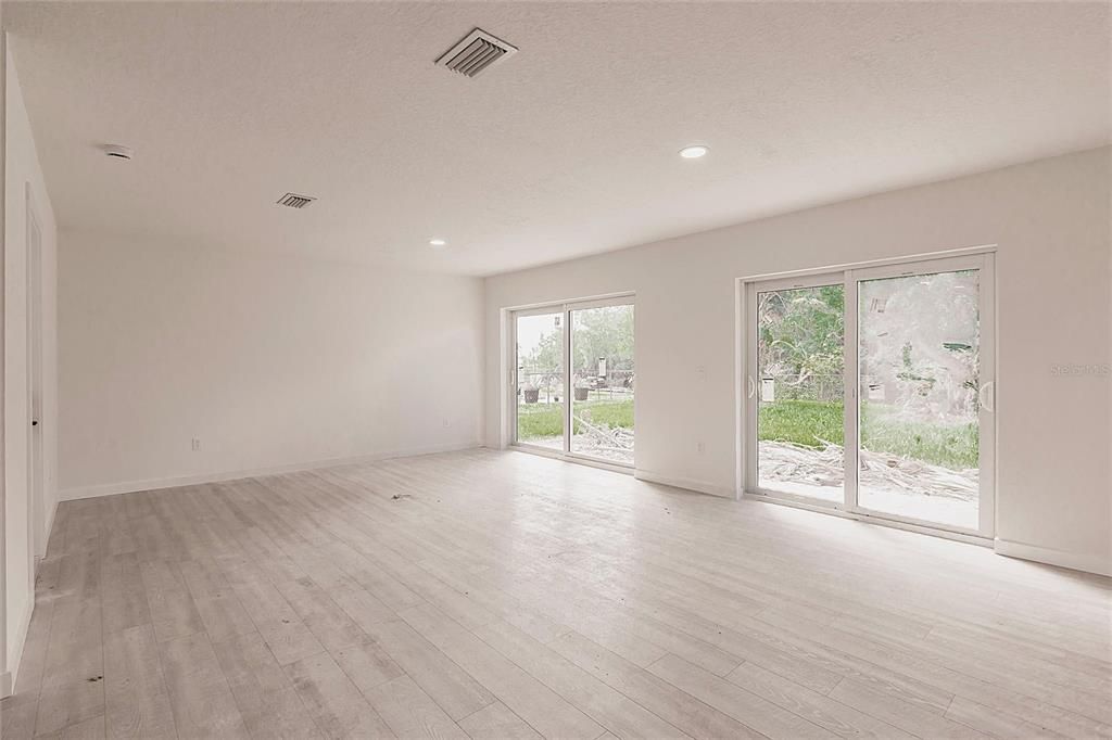 合同活跃: $210,000 (2 贝兹, 2 浴室, 1542 平方英尺)