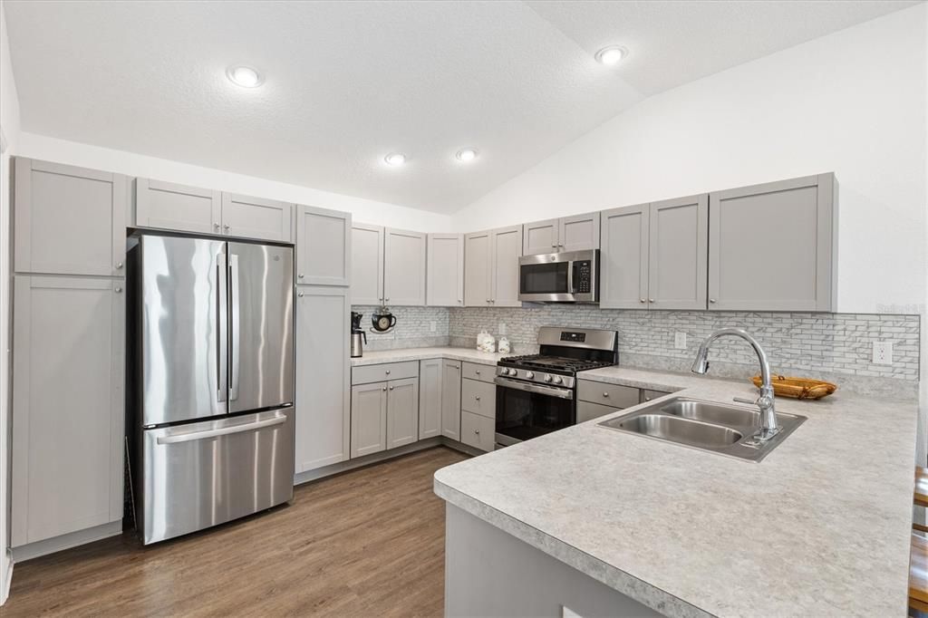 Active With Contract: $249,900 (2 beds, 2 baths, 1148 Square Feet)