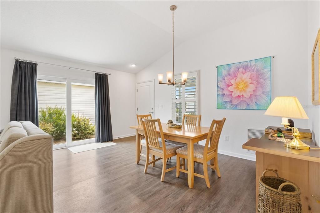 Active With Contract: $249,900 (2 beds, 2 baths, 1148 Square Feet)