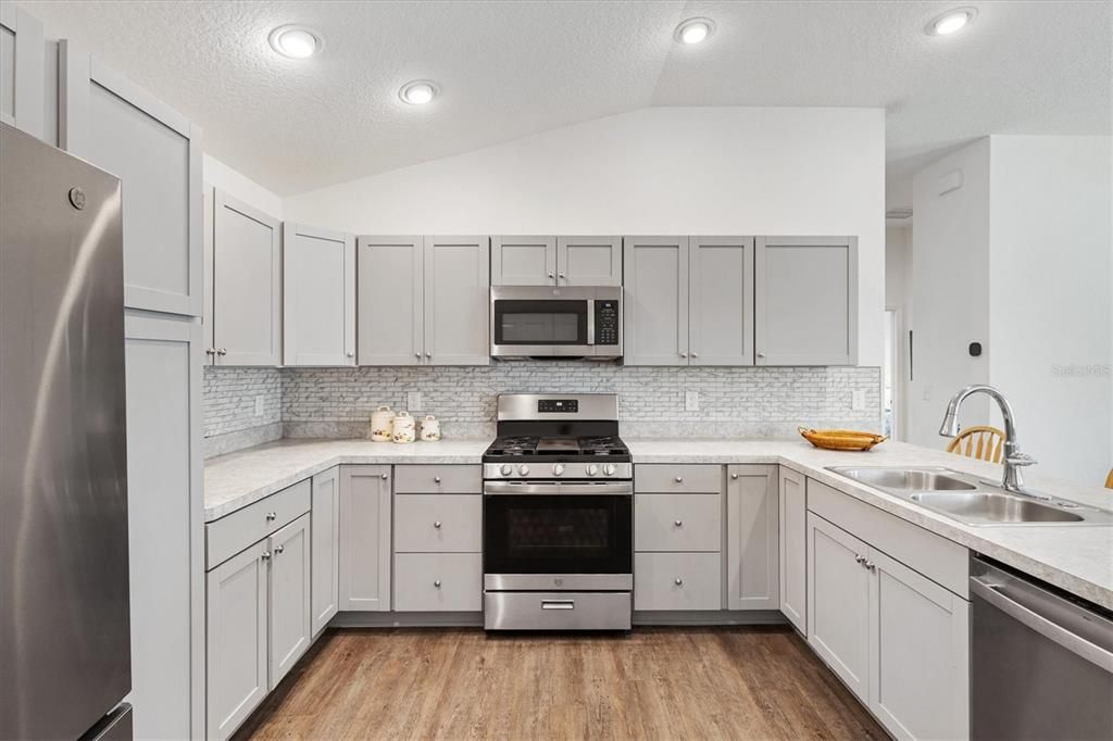 Active With Contract: $249,900 (2 beds, 2 baths, 1148 Square Feet)