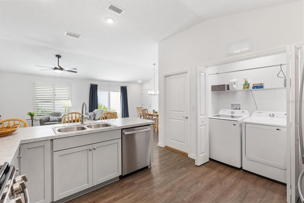 Active With Contract: $249,900 (2 beds, 2 baths, 1148 Square Feet)