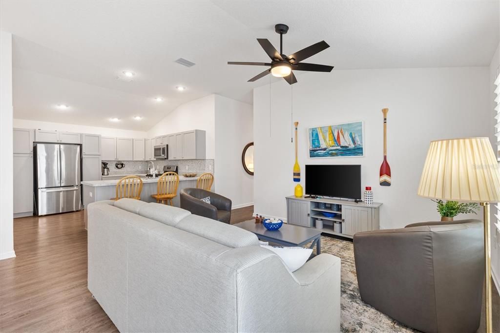 Active With Contract: $249,900 (2 beds, 2 baths, 1148 Square Feet)