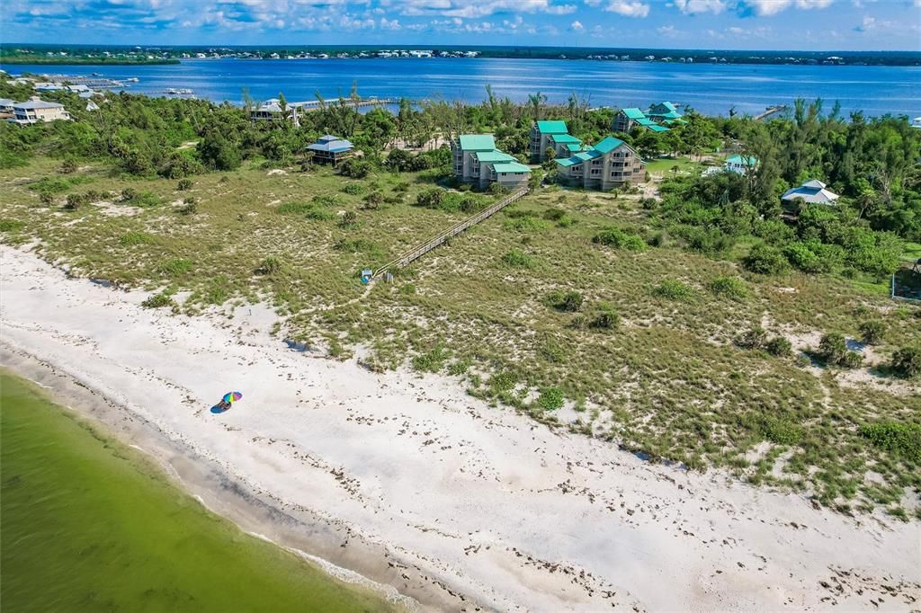 For Sale: $299,900 (1 beds, 1 baths, 787 Square Feet)