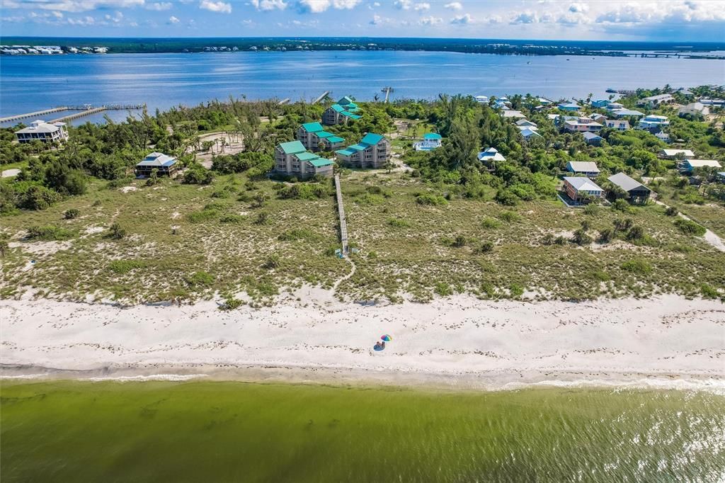 For Sale: $299,900 (1 beds, 1 baths, 787 Square Feet)