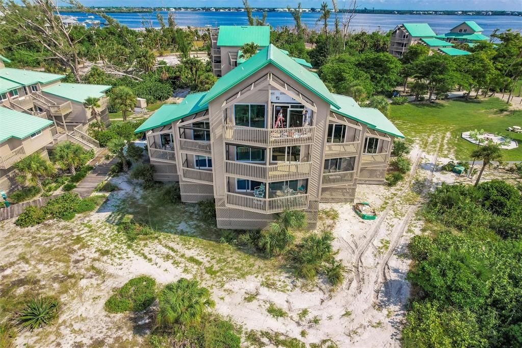 For Sale: $299,900 (1 beds, 1 baths, 787 Square Feet)