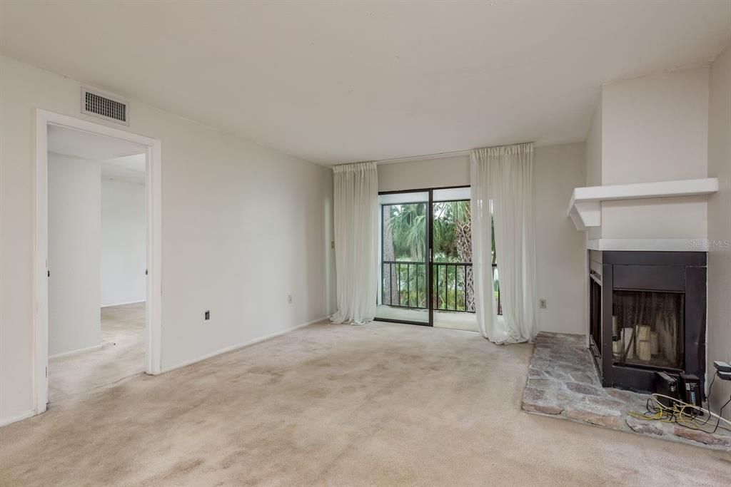 合同活跃: $169,900 (2 贝兹, 2 浴室, 1094 平方英尺)