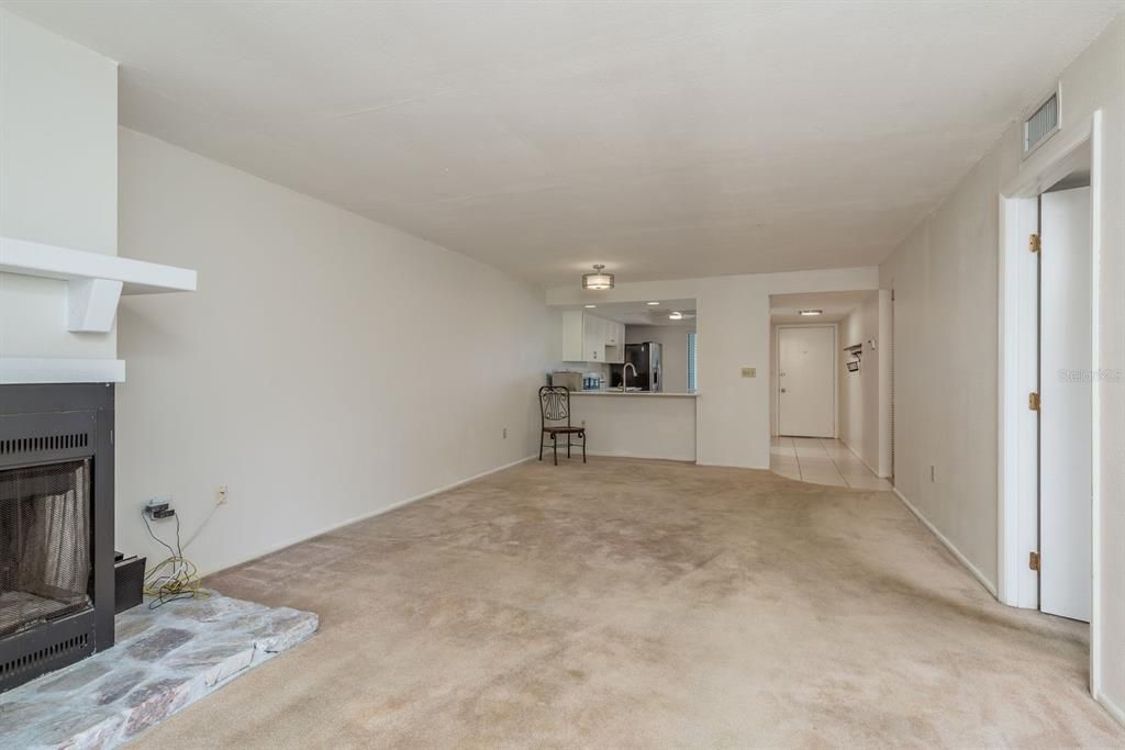 合同活跃: $169,900 (2 贝兹, 2 浴室, 1094 平方英尺)